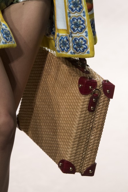 حقائب عريضة وعملية مصنوعة من القش بأسلوب Dolce&Gabbana