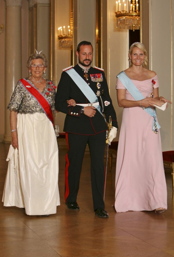 ولي العهد النرويجي مع زوجته الأميرة ميت ماريت والأميرة استريد