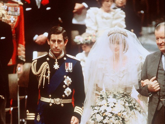 ما هي الأخطاء التي وقع فيها الأمير تشارلز والأميرة ديانا أثناء ترديد عهود زواجهما