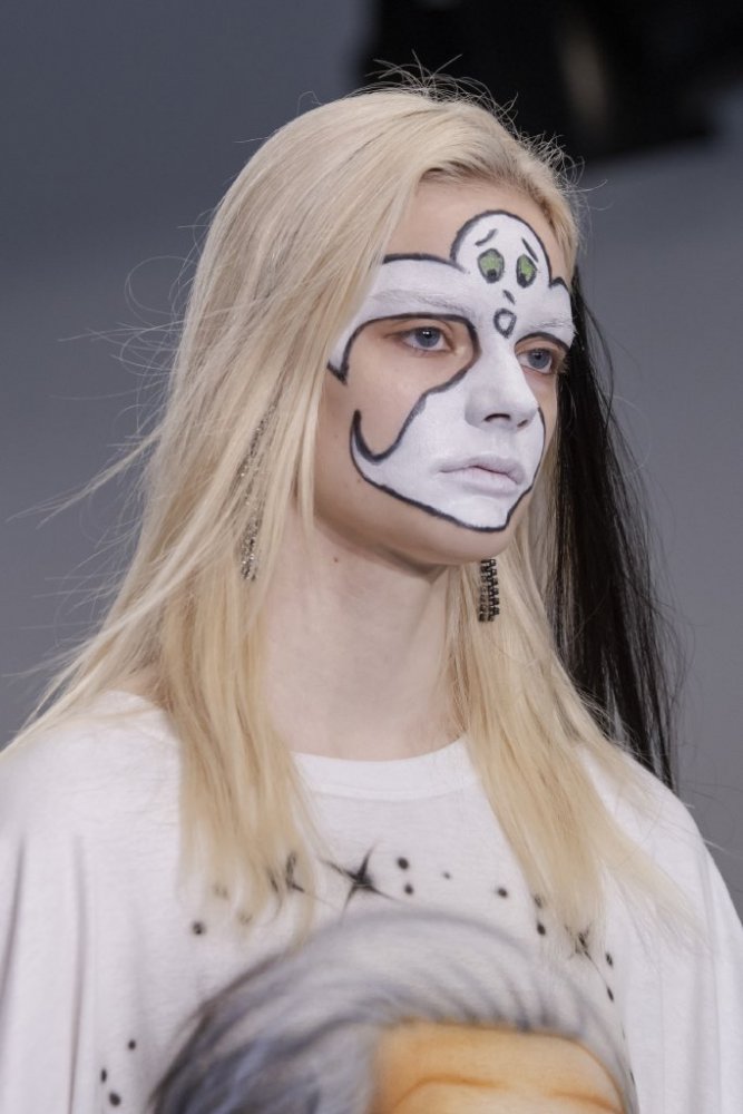 تطبيق رسمات مكياج غريبة مع البشرة البيضاء بمناسبة هالوين 2020