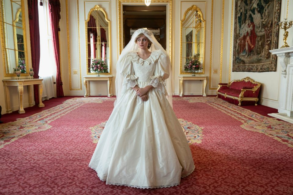 مشهد ايما كورين بفستان الزفاف استحضر الاميرة ديانا في المسلسل بشكل قوي