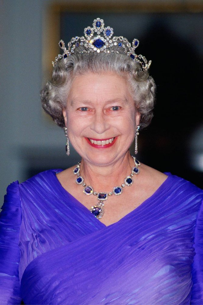 ‏ عاشقة الأزرق.. أجمل مجوهرات الملكة إليزابيث الثانية بلون البحر الساحر