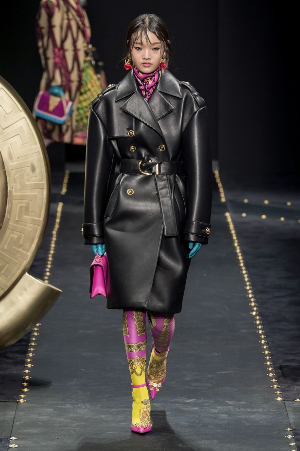 موضة المعاطف الطويلة والجلدية مع الحزام اختاريها لشتاء 2020 من Versace