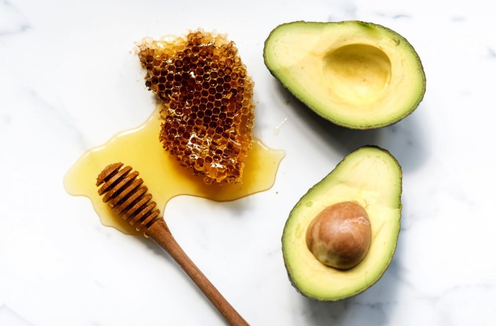 يقوم الافوكادو و العسل بترطيب الشعر بشكل فعال