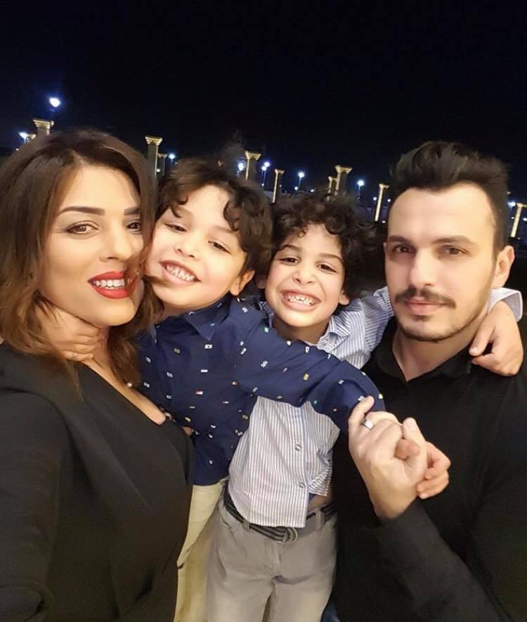 أحمد إبراهيم مع زوجته الأولى وطفليه