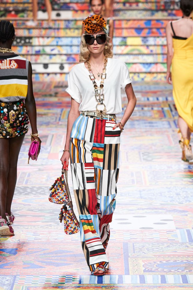 نقشة الخطوط الملونة بمزيج حيوي وشبابي بسروال من تصميم Dolce & Gabbana