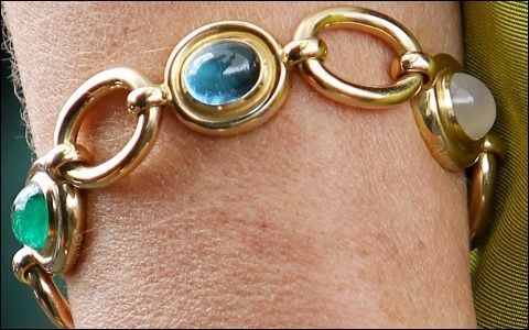  سوار Golden chain bracelet with colored gemstones