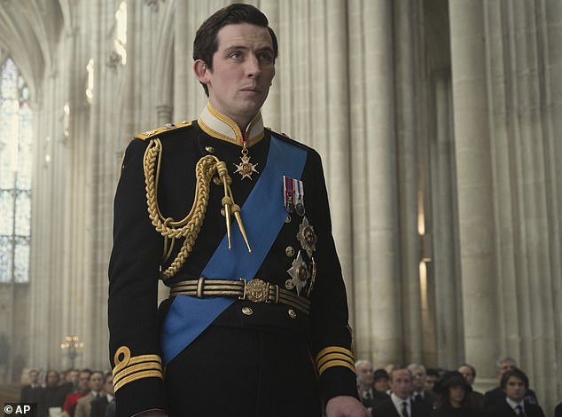 بطل مسلسل The Crown يؤكد عدم اهتمام بحياة العائلة المالكة 