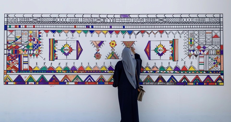  انجزت الفنانة ريما الباز جدارية القط العسيري بمهرجان الجنادرية 32