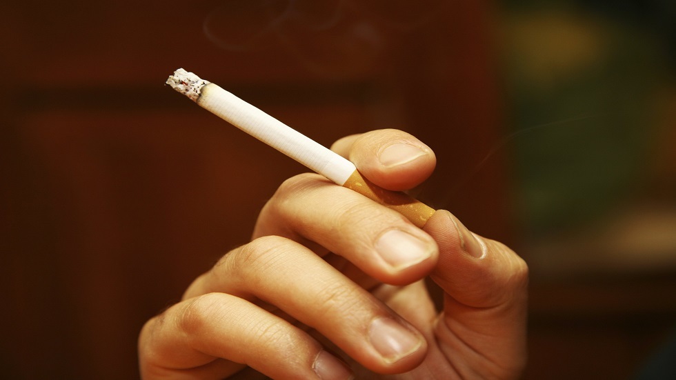 التدخين يمكن أن ينقل فيروس كورونا من اليد إلى الفم
