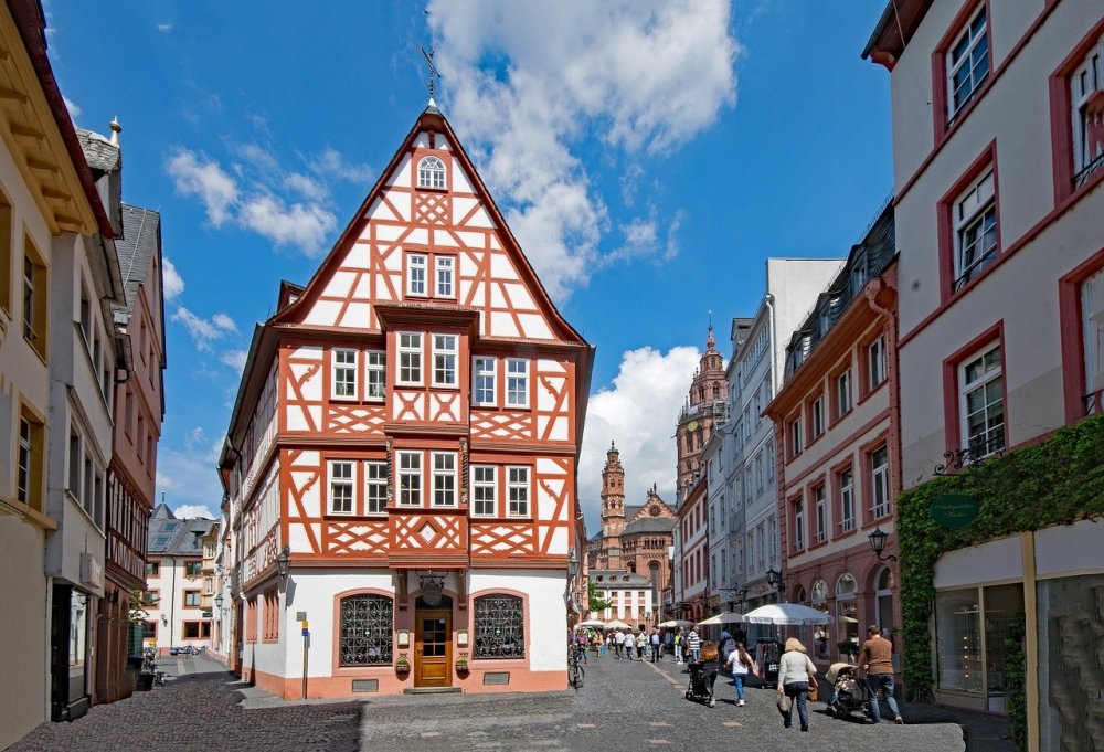 سحر المدينة القديمة في ماينز ألمانيا بواسطة lapping