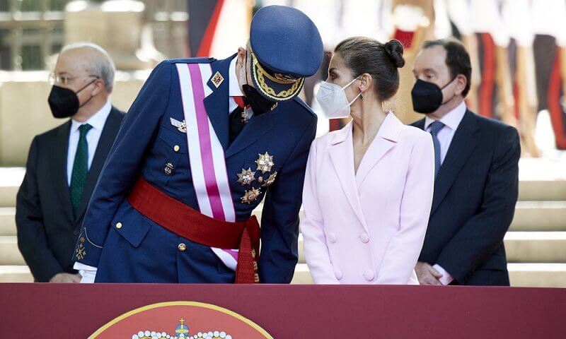 ملك وملكة إسبانيا يشاركان في احتفالات القوات المسلحة