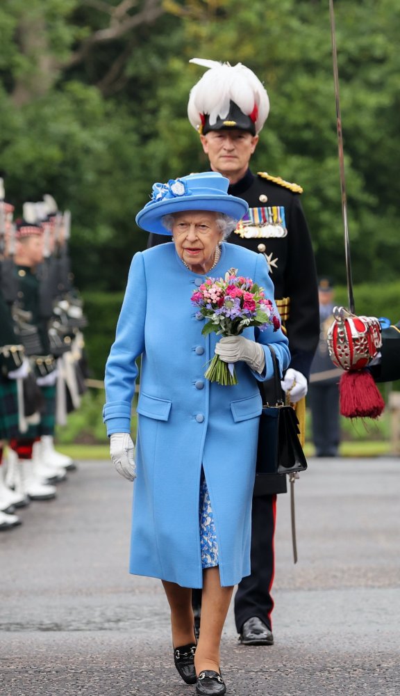الملكة اليزابيث بموضة المعطف الازرق في اسكتلندا- الصورة من التويتر الخاص بلعائلة الملكية