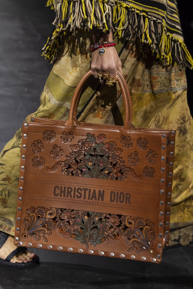 زخرفات جذابة بأسلوب راقي زيّنت حقيبة Christian Dior باللون البني