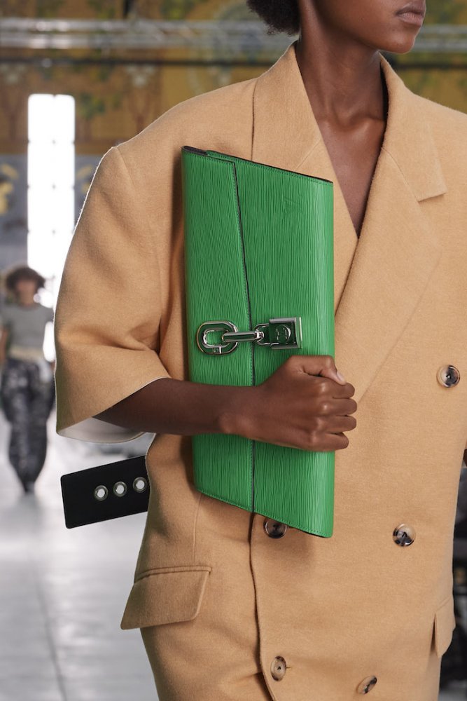 قصّة الكلاتش بحقيبة كبيرة باللون الأخضر الجذاب من Louis Vuitton
