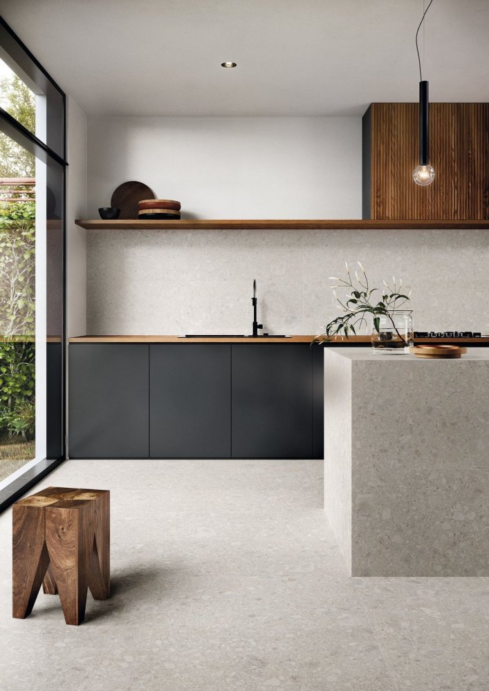 رف خشبي ناعم لمطبخ عصري بأسلوب minimalist