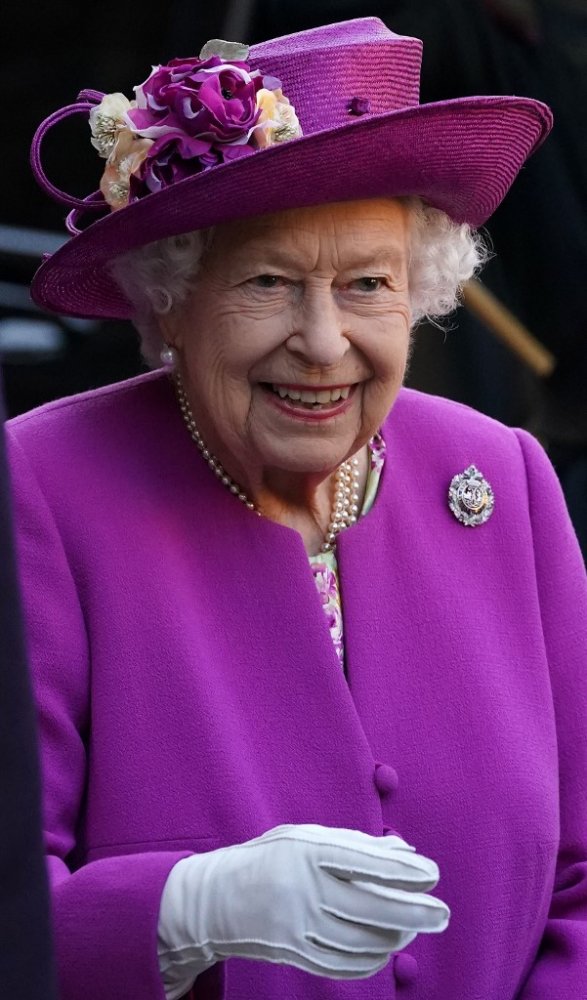 اطلالة الملكة اليزابيث بموضة القبعات الدائرية الفاخرة - الصورة من AFP