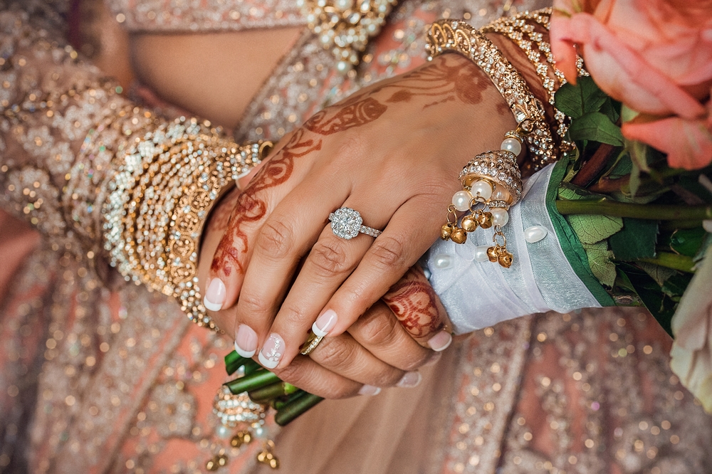 حناء العروس باللون البني تكتمل زينتها باستخدام الاكسسوارات
