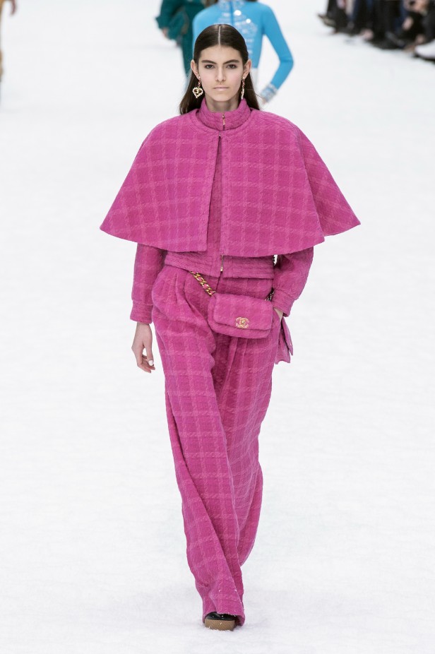 طرق تنسيق ملابس من اللون الوردي موضة شتاء 2020 من Chanel