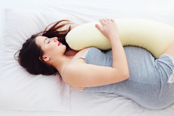 طريقة نوم الحامل في الشهر السابع وفوائد النوم العميق لها
