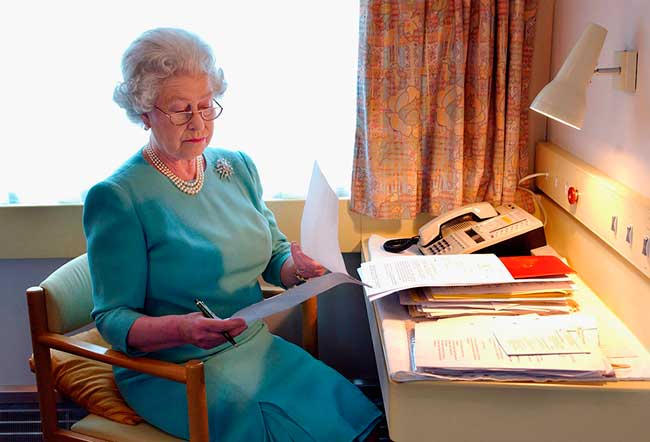 ملكة بريطانيا تبحث عن مدير لرحلات السفر الملكية براتب لا يصدق