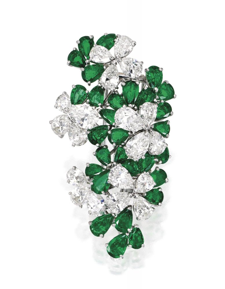 البروش المرصع بالماس والزمرد من ماركة تيفاني أند كو Tiffany & Co. diamond and emerald brooch
