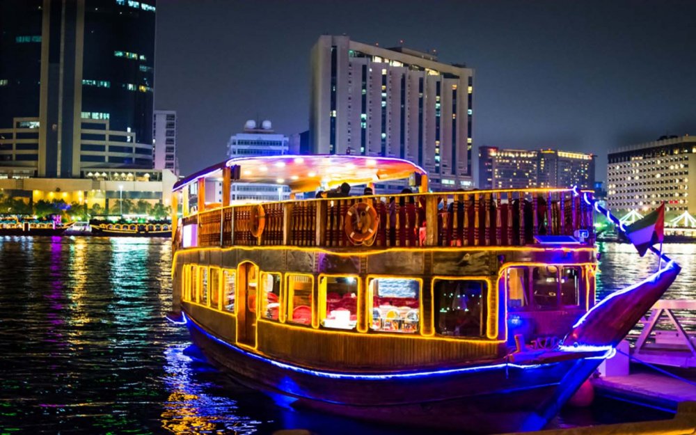 جولة وعشاء في رحلة بحرية.. نشاطات سياحية في دبي ليلً