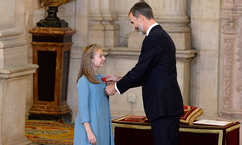 الملك فيليب يمنح الأميرة ليونور أهم الأوسمة الإسبانية