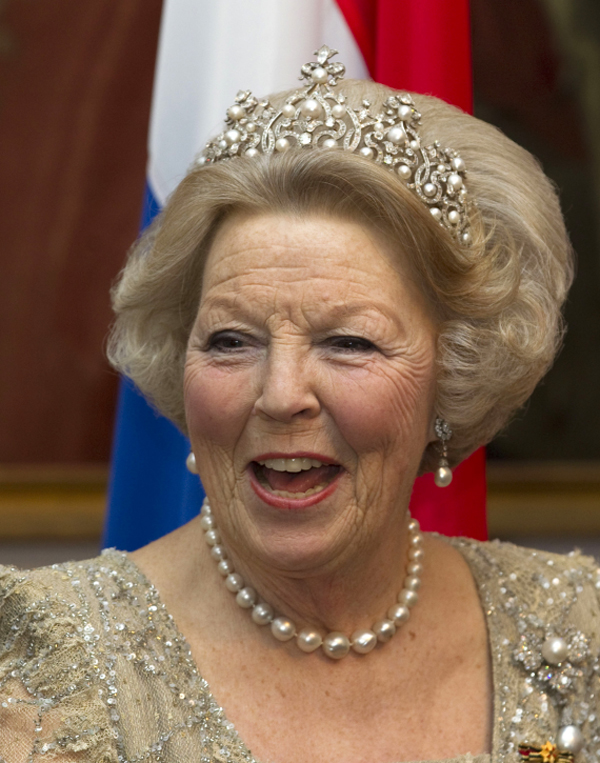 الملكة بياتريكس ترتدي تاج The Wurttemberg Ornate Pearl Tiara