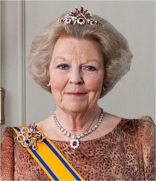 الملكة بياتريكس ترتدي تاج وطقم The Dutch Ruby Peacock Parure