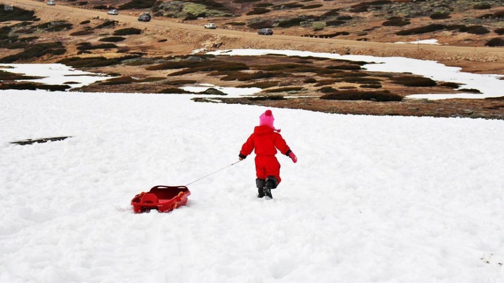 والتزلج على الثلوج أحد التجارب الرائعة في جبل اللوز - المصدر وكالة الانباء السعودية 