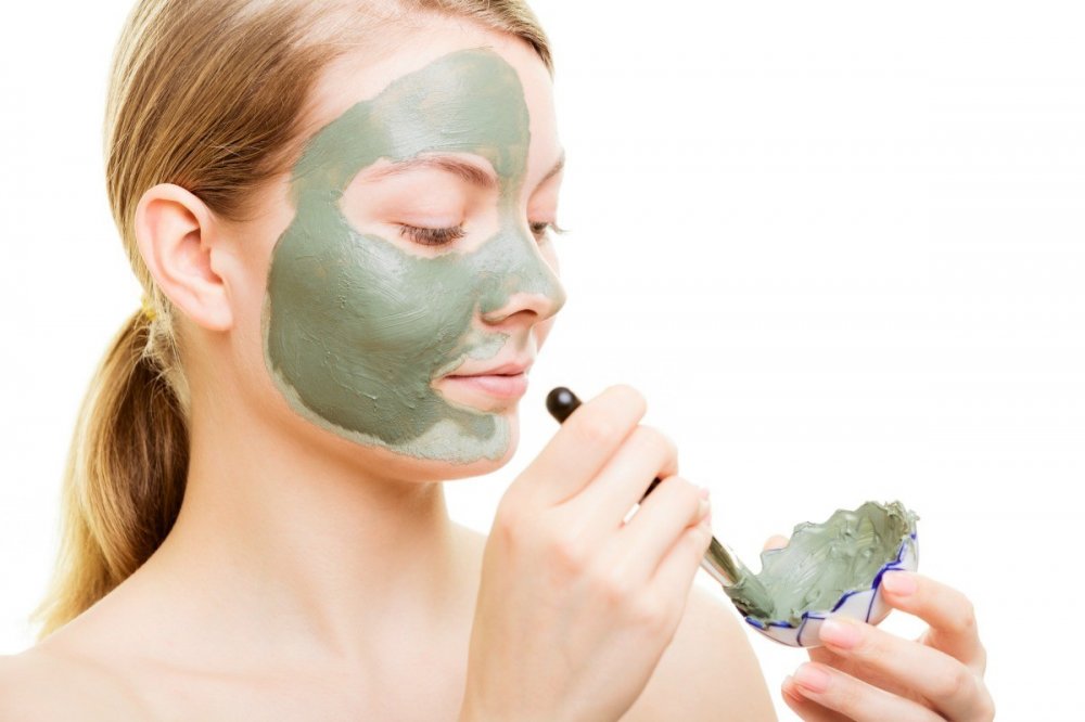 ماسك الطين يساعد بتنظيف البشرة وتشديد الجلد