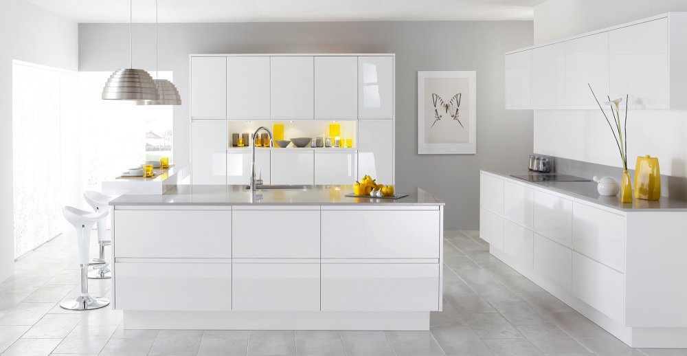 تصاميم خزائن المطبخ العصري مع لمسات باللون الأصفر لمطبخ جذاب