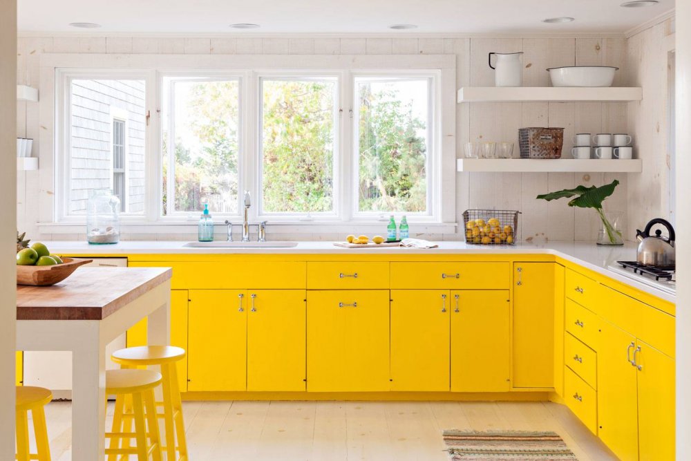 تصاميم خزائن مطبخ باللون الأصفر البراق