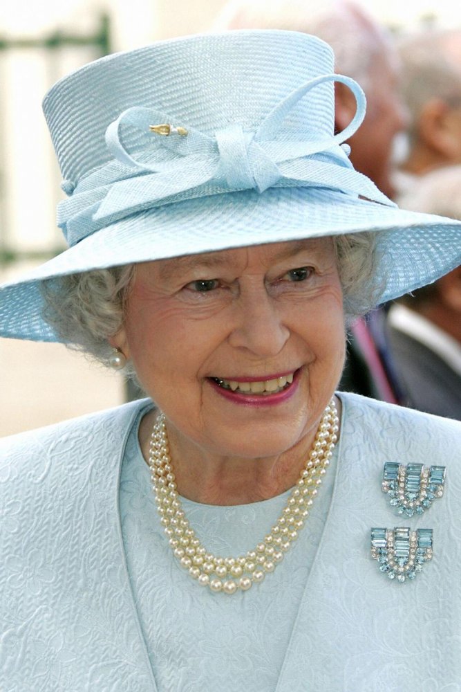 الملكة إليزابيث الثانية تتزين ببروش Aquamarine Clip Brooches