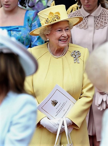 الملكة إليزابيث الثانية تتزين ببروش True Lover في حفل زواج حفيدها الأمير ويليام