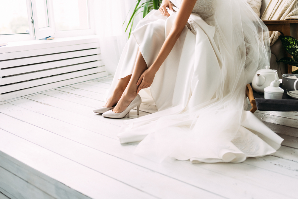 shutterstock_أحذية الزفاف البيضاء والتي غالبا ما تكون الخيار الأول للعرائس المستقبليات