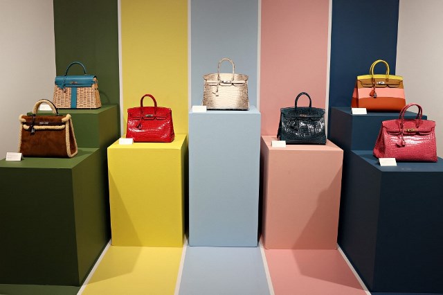 أدى الطلب الذي يتجاوز العرض على حقائبها الراقية Kelly و Birkin إلى تعزيز سمعة Hermès