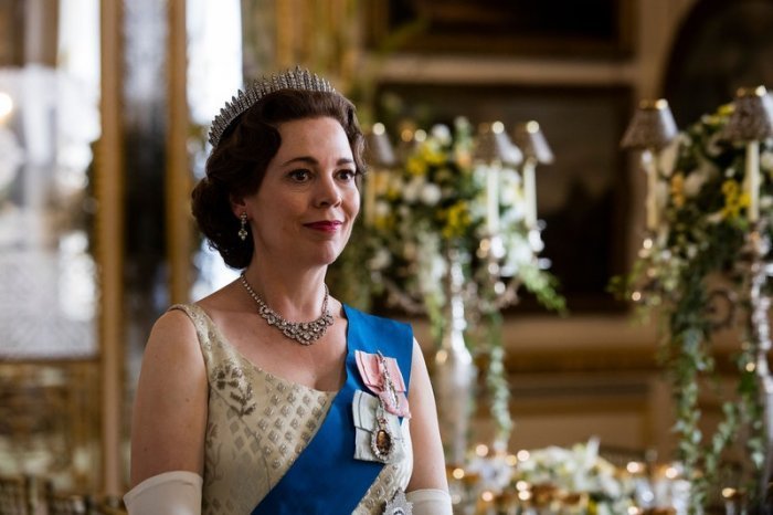 أوليفيا كولمان  في دور الملكة إليزابيث الثانية في الموسم الثالث والرابع