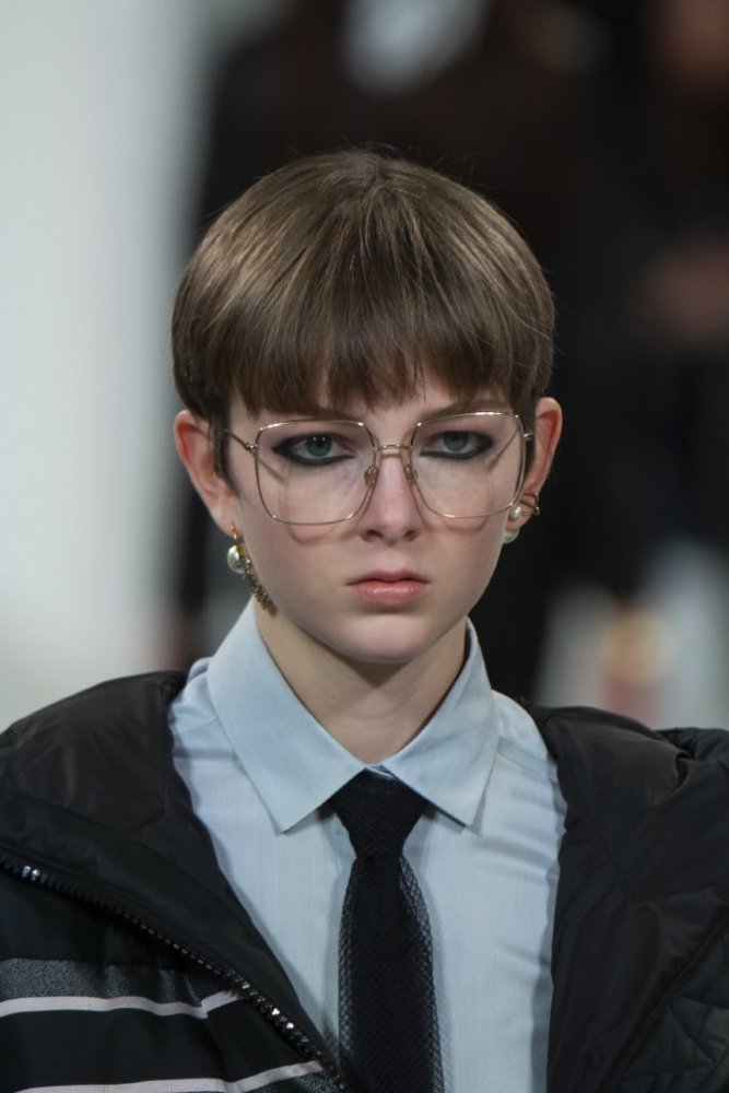 تسريحات شعر ذكورية مع الغرة الامامية في اطلالات خريف 2020 من Christian Dior