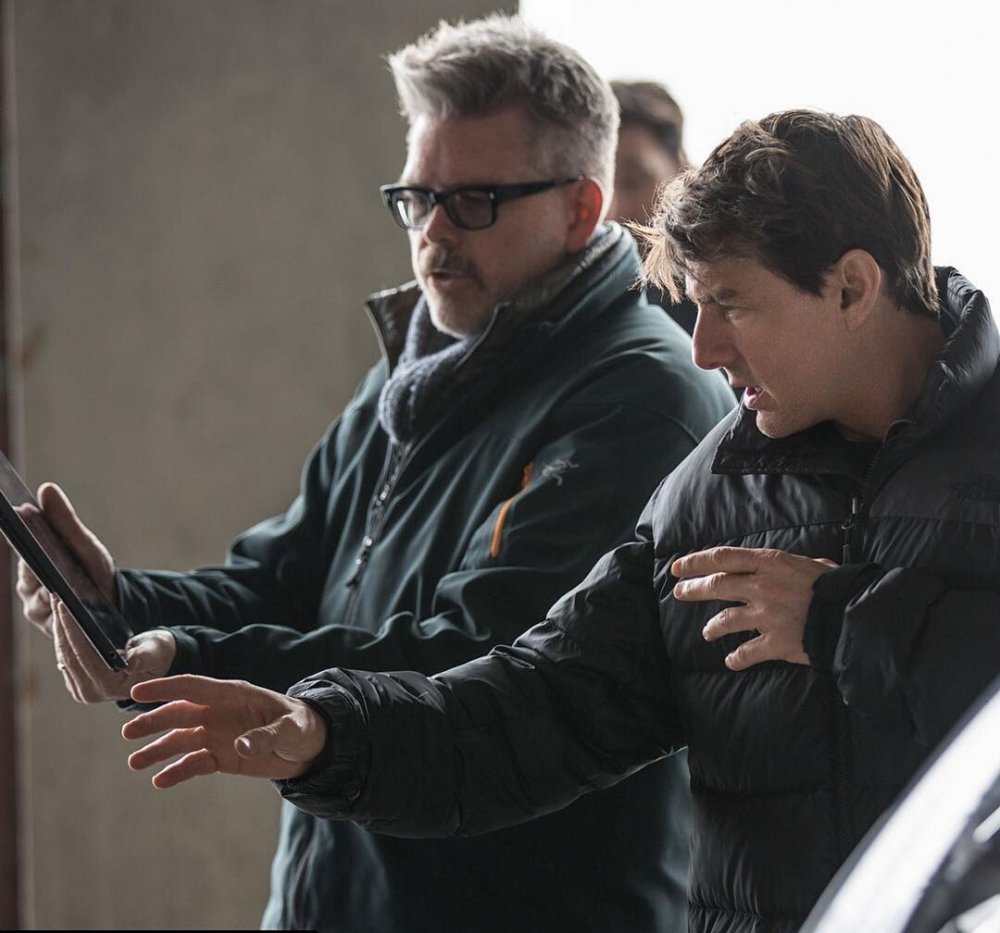 توم كروز مع المخرج كريستوفر ماكوري من كواليس فيلم Mission: Impossible 7