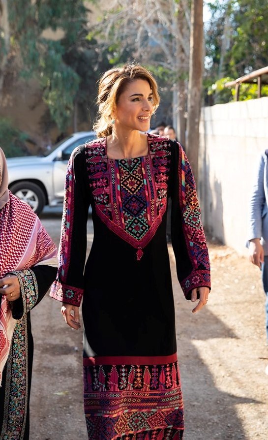 الملكة رانيا إختارت ثوباً أردنياً تقليدياً بالنقشة الشرقية