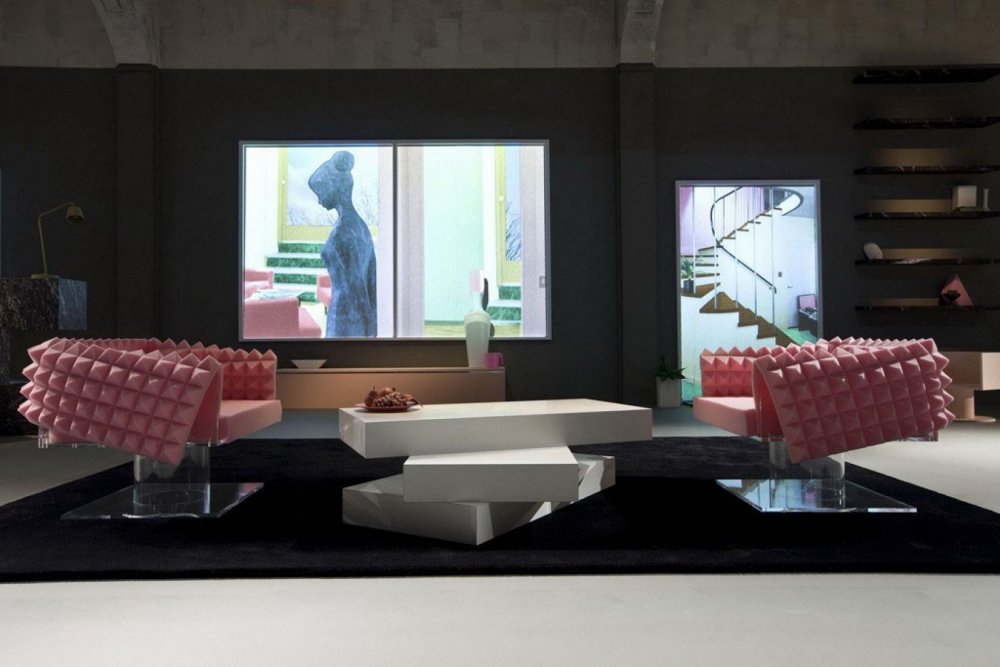 ‎⁨تصاميم أثاث Rem Koolhaas والذي استعمل في عرض أزياء Prada