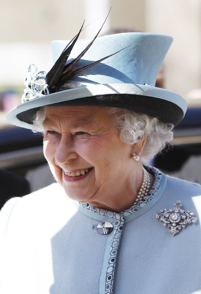 الملكة اليزابيث ترتدي بروش الملكة فيكتوريا