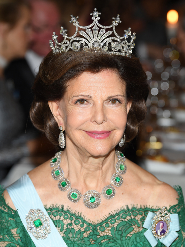  الملكة سيلفيا ترتدي بروش Bernadotte Emerald Suite brooch