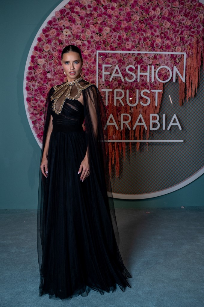 أدريانا ليما خلال حفل توزيع جوائز Fashion Trust Arabia في متحف قطر الوطني
