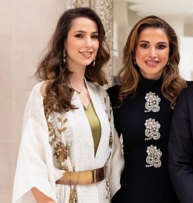 الإطلالة الجمالية لـ الملكة رانيا ورجوة آل سيف حديث الجمهور