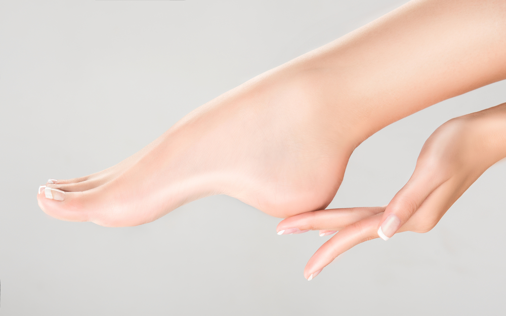 أفضل الوصفات الطبيعية لإزالة الجلد الميت من القدمين وتقشيرها