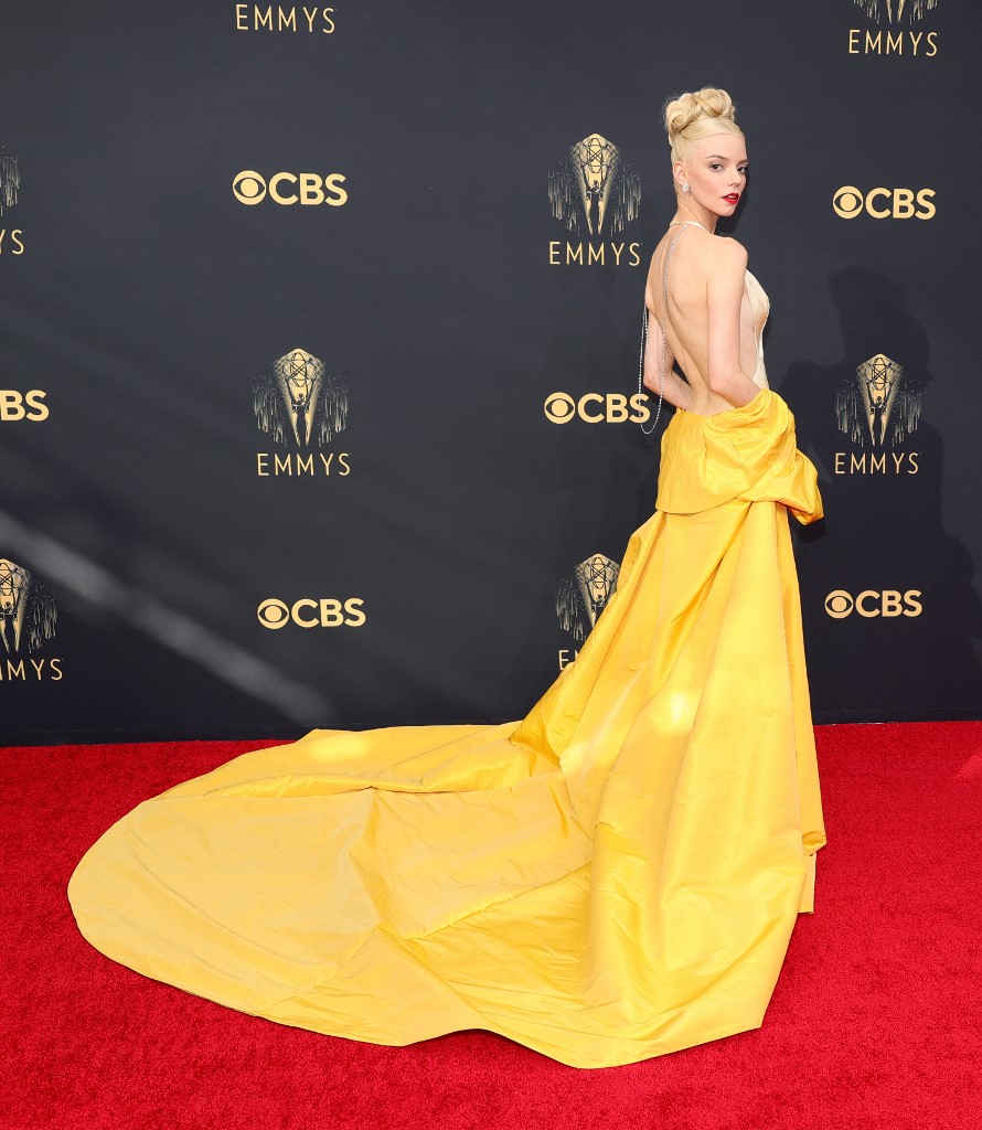 أنيا تايلور جوي بدت ساحرة بفستان ديور Dior في حفل Emmy Awards