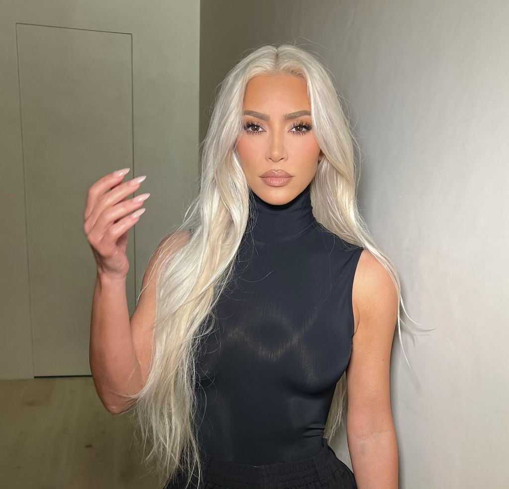 Piękność Kim Kardashian wykracza poza normę dzięki farbie do włosów w kolorze platynowego blondu